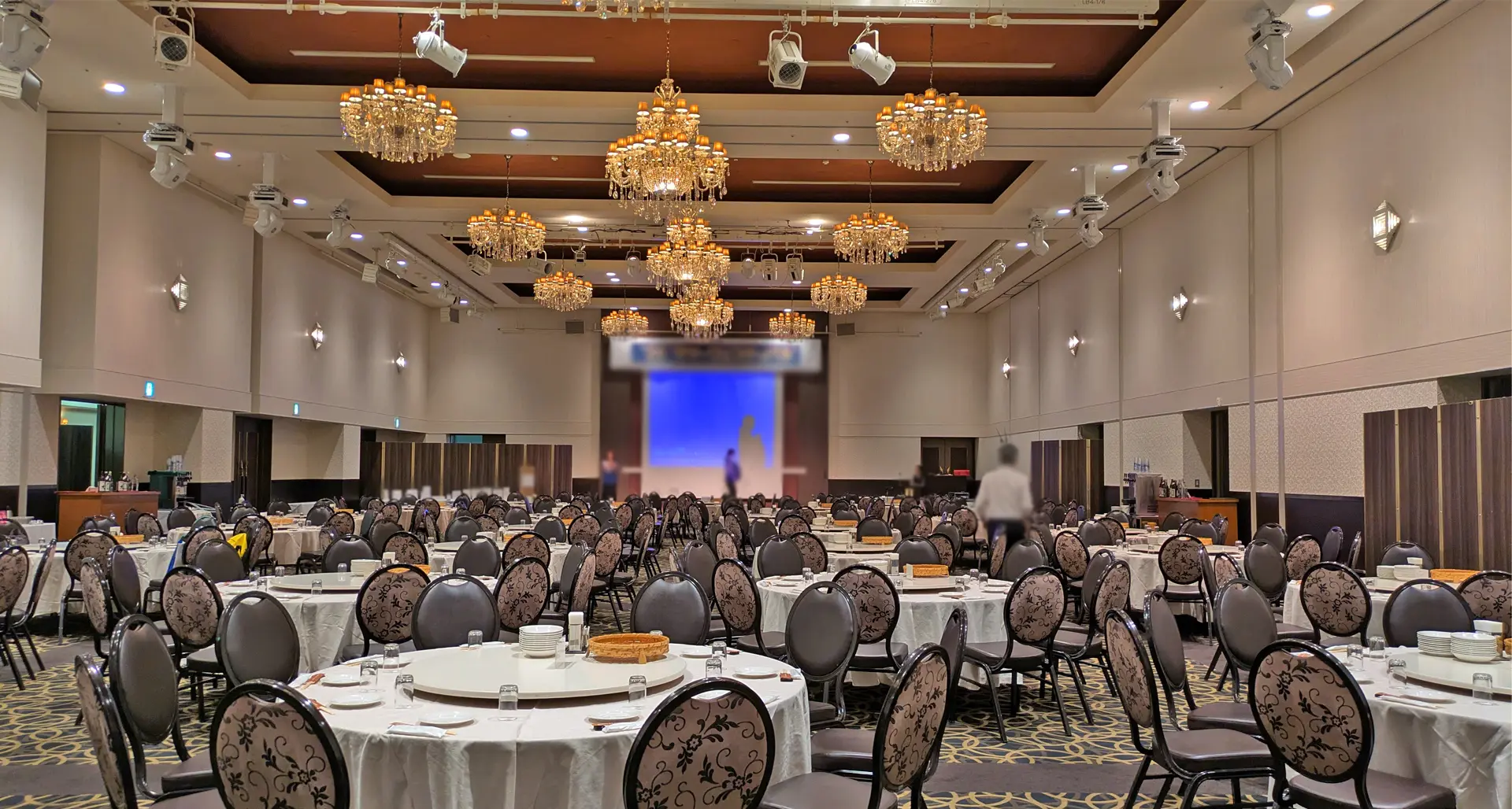 会場イメージ　着席　円卓